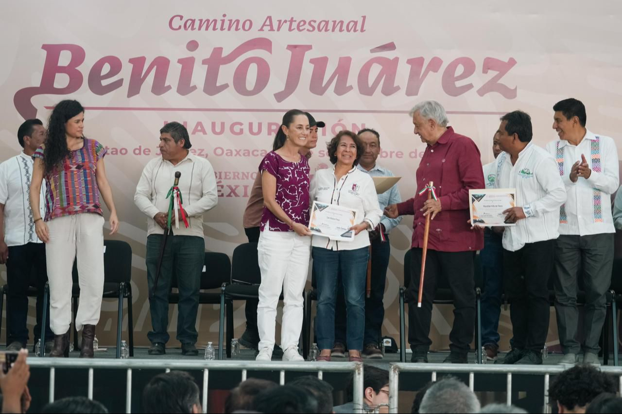 AMLO y Sheinbaum visitan Oaxaca y encabezan entrega de caminos