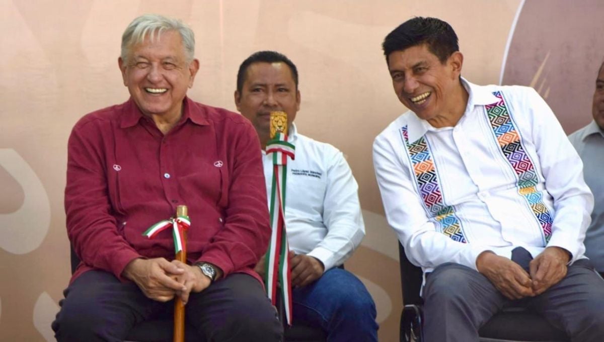 Andrés Manuel López Obrador junto a gobernador de Oaxaca, Salomón Jara