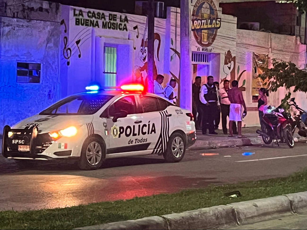 El incidente ocurrió en la noche, cuando la zona estaba llena de personas disfrutando de la vida nocturna