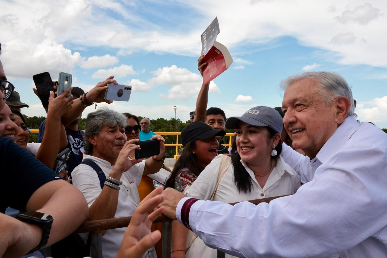 Junto con Claudia Sheinbaum, el Presidente del país recorrió los siete vagones del ferrocarril, que alcanza una velocidad de 140 kilómetros por hora