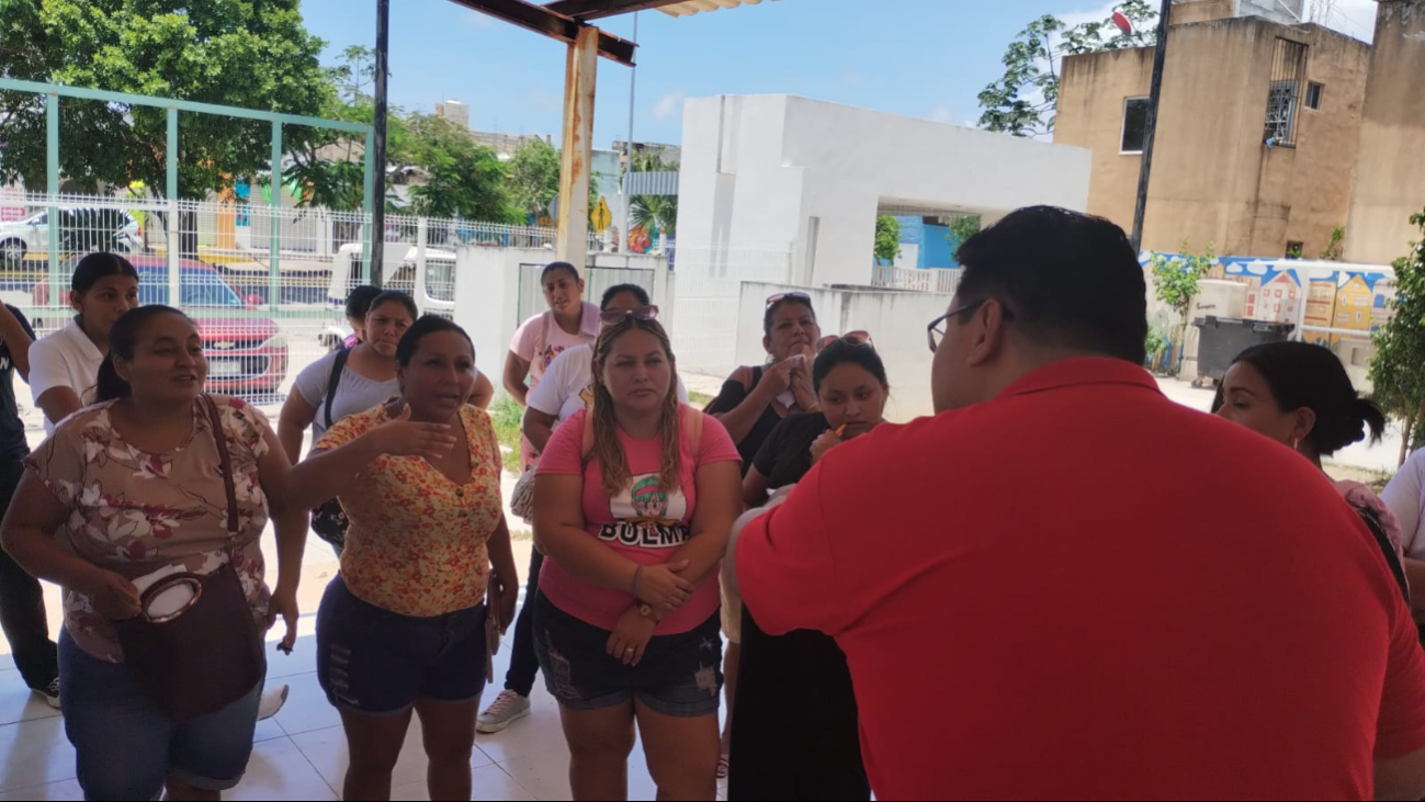 Padres de familia se manifiestan contra director de primaria por influir en la mesa directiva