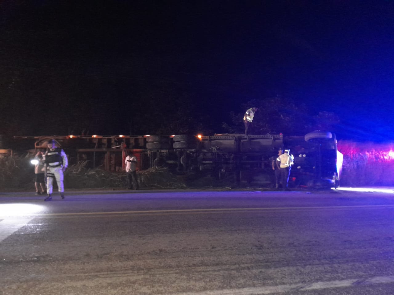 Un tractocamión que transportaba chatarra volcó en la carretera Escárcega-Champotón