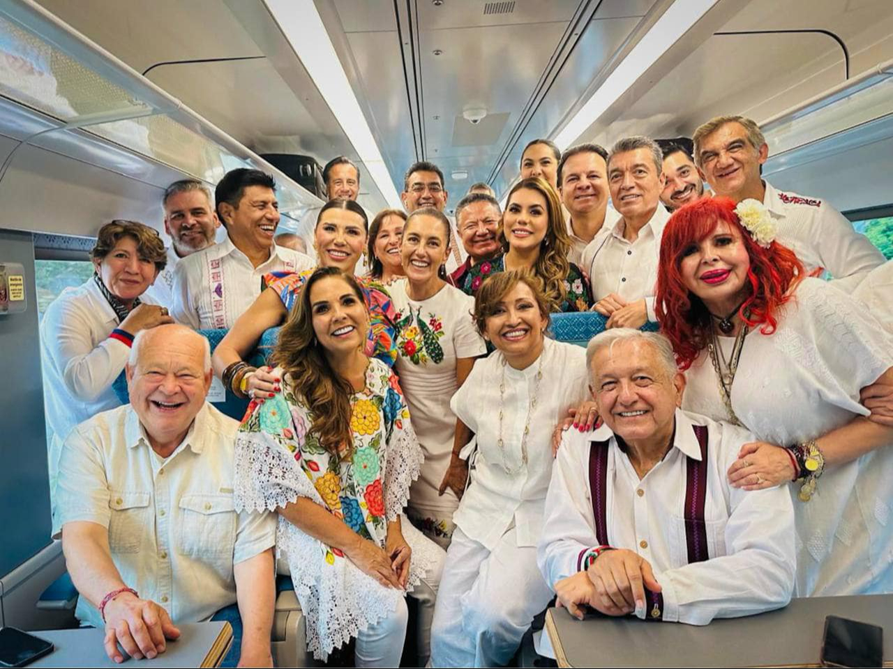 Varios gobernadores acompañaron a AMLO en el viaje / Por Esto!