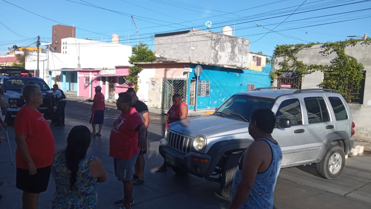 Vecinos de Ciudad del Carmen bloquean calle por falta de energía eléctrica