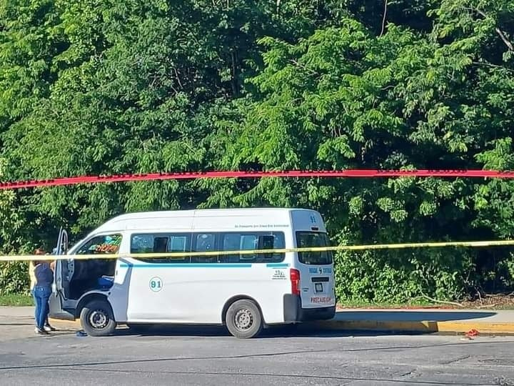 La combi donde ocurrió el ataque quedó en la avenida CTM, mientras los pasajeros huían del lugar.