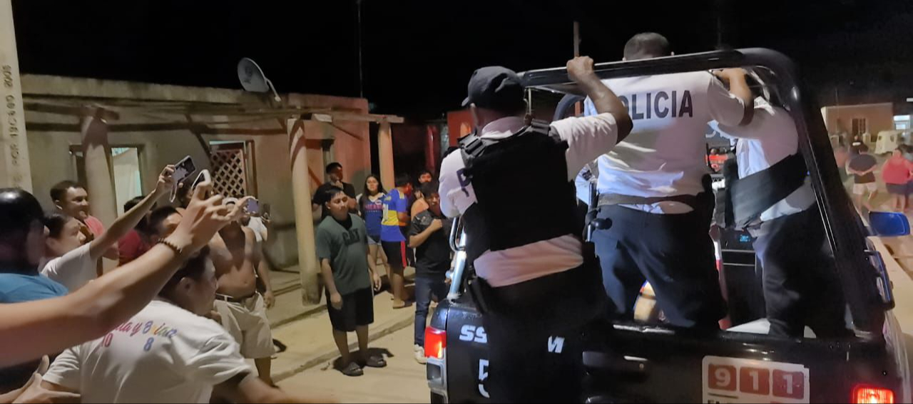 La policía interviene para proteger al presunto ladrón, tras golpes que sufrió antes de ser detenido.