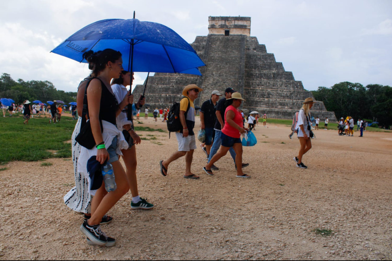 Las lluvias no evitaron que los turistas disfruten del fenómeno