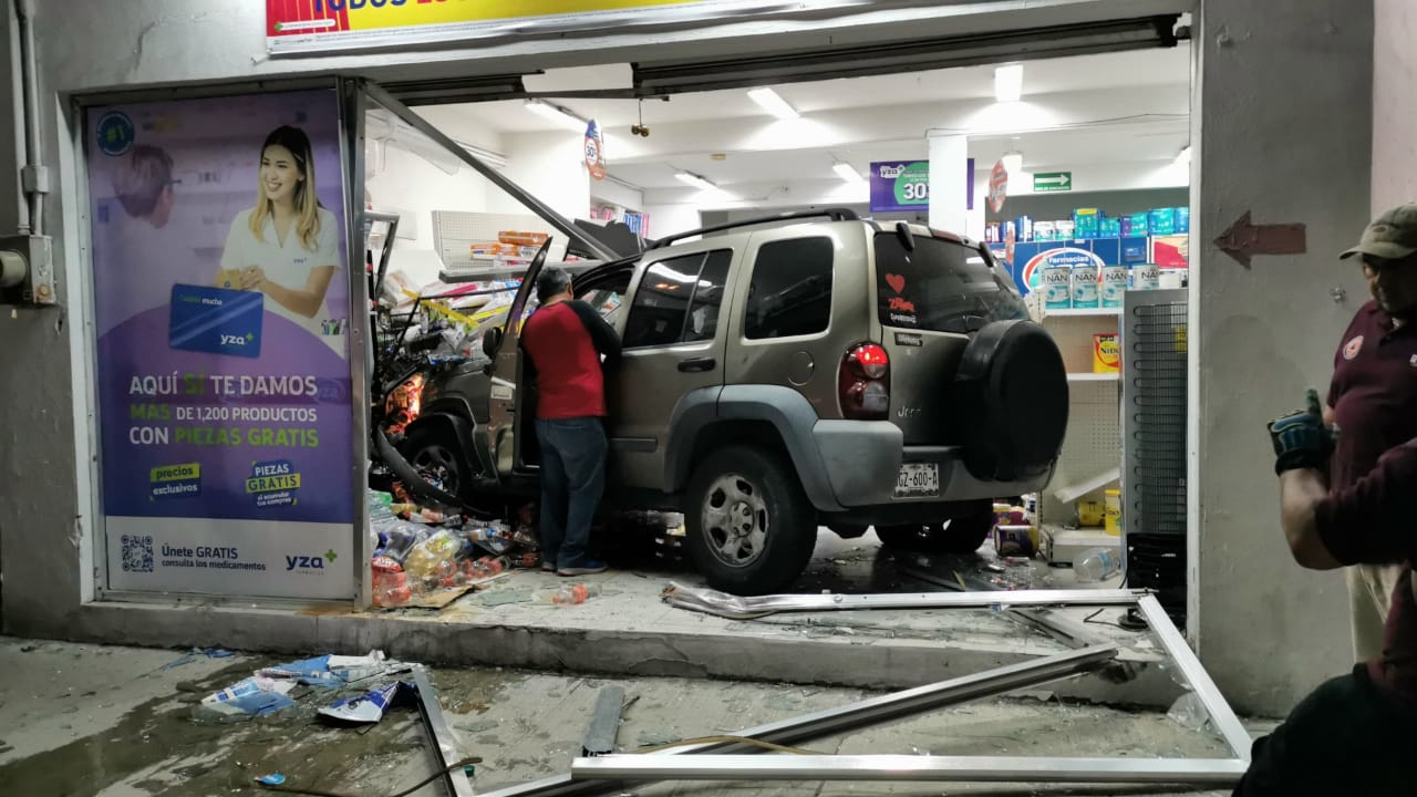 Ebria se mete a la farmacia con todo y su camioneta en Ciudad del Carmen