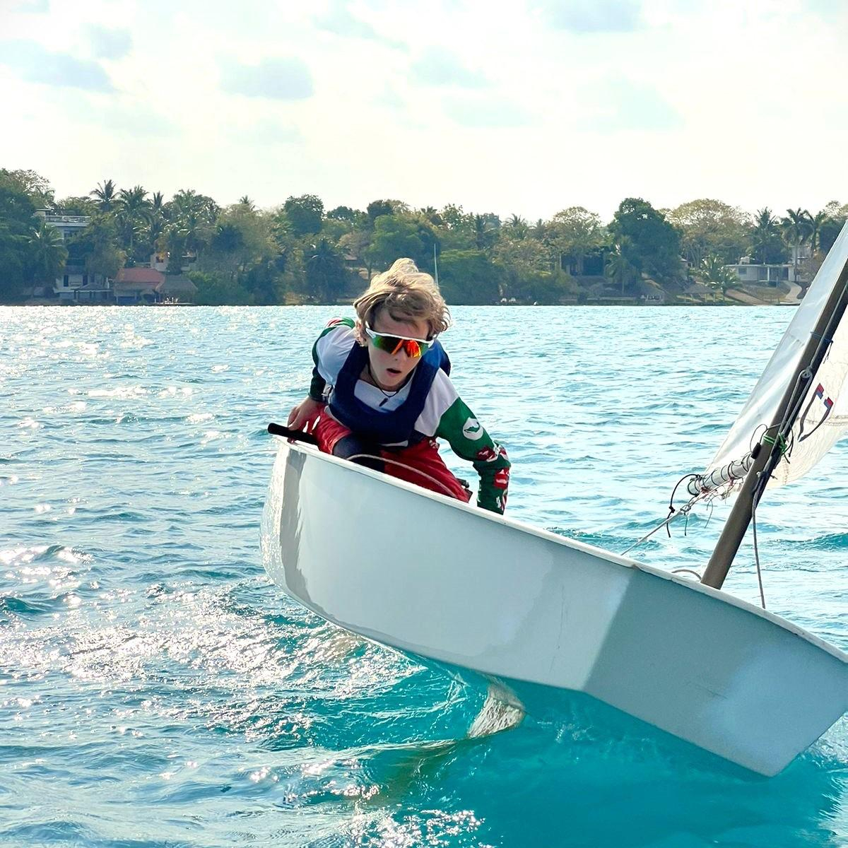 Mia Acuña y Otis Cardow, los quintanarroenses que competirán en el mundial de Vela en Argentina