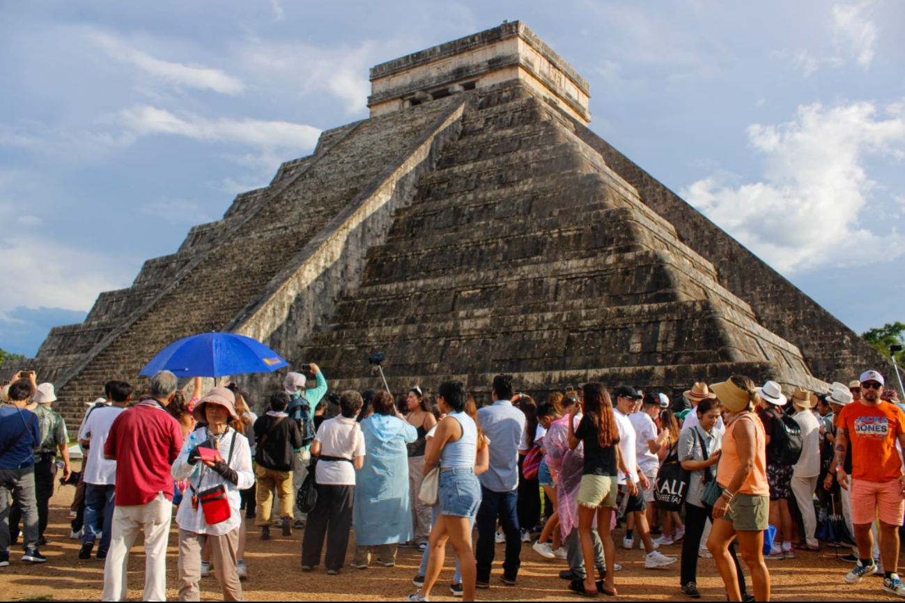 Personas presenciaron el descenso de Kukulcán