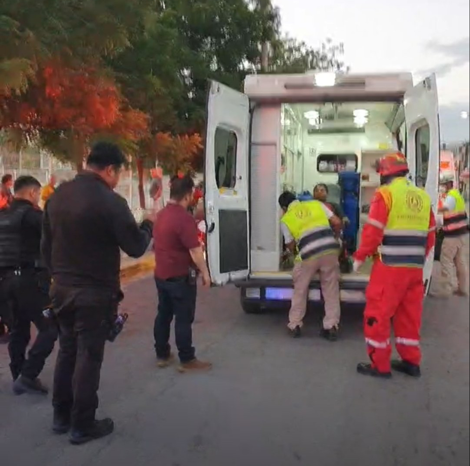 Policía atropella a 6 adultos mayores tras quedarse dormido. Cruz Roja llega al lugar para atender a los heridos.