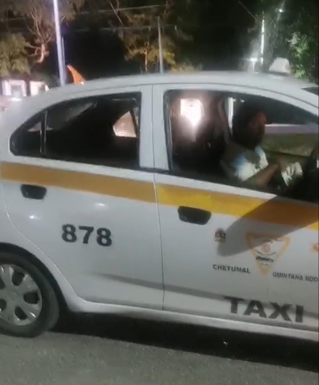 Taxista choca con vehículo particular y se da a la fuga en Chetumal