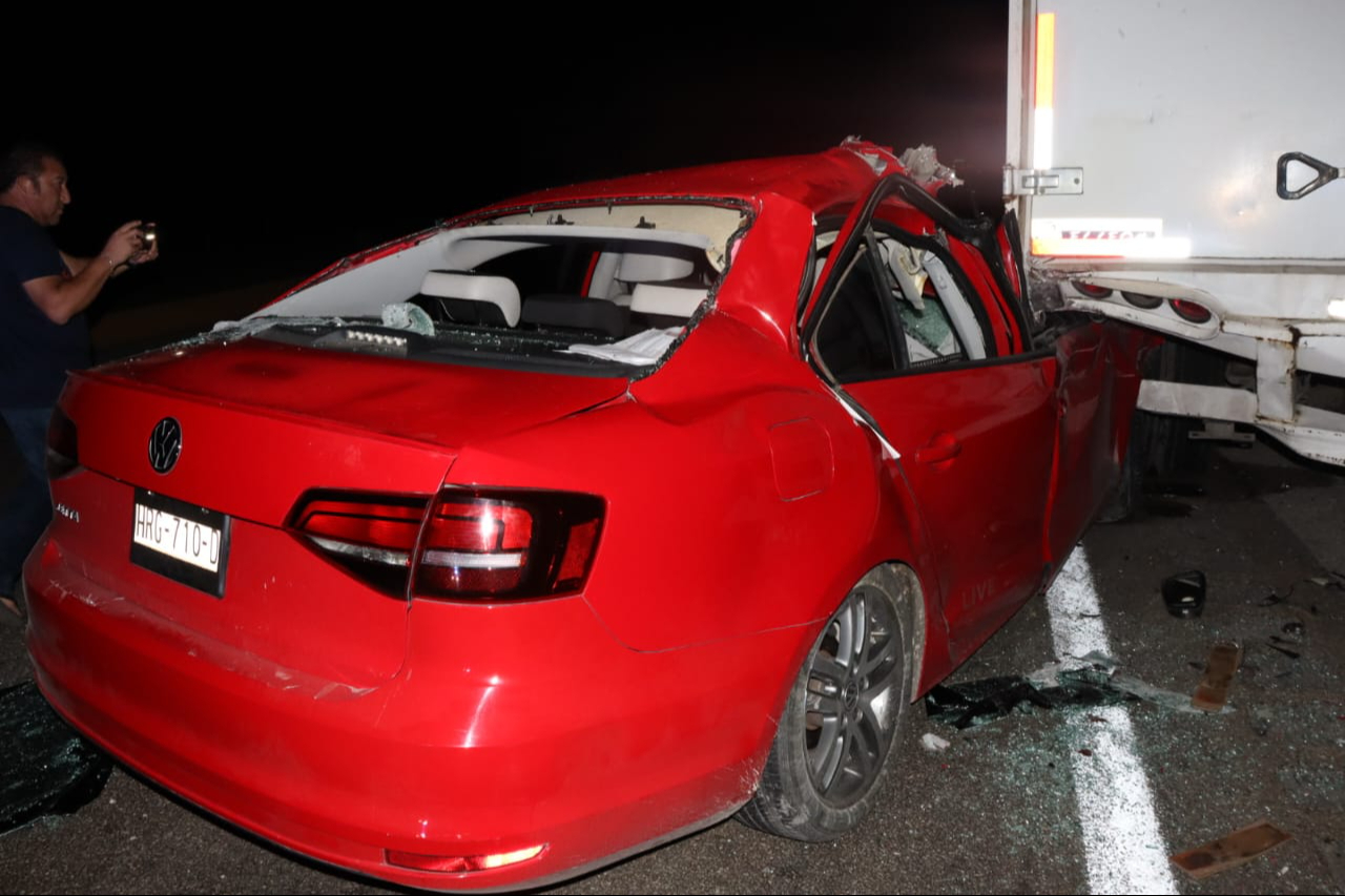 El accidente ocurrió cuando el conductor se dormitó y chocó contra una camioneta