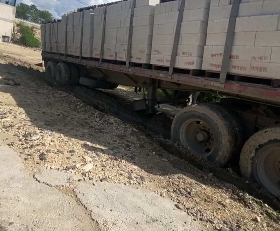 El camión, que transportaba bloques de concreto, quedó atrapado en el lodo tras la lluvia de la noche anterior