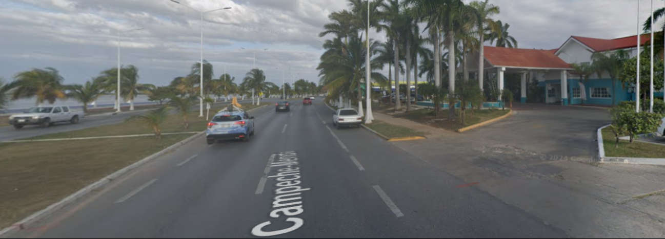 Los hoteles de gama media cerca del malecón y el Parque Principal cuestan entre $1,200 y $1,800 MXN por noche