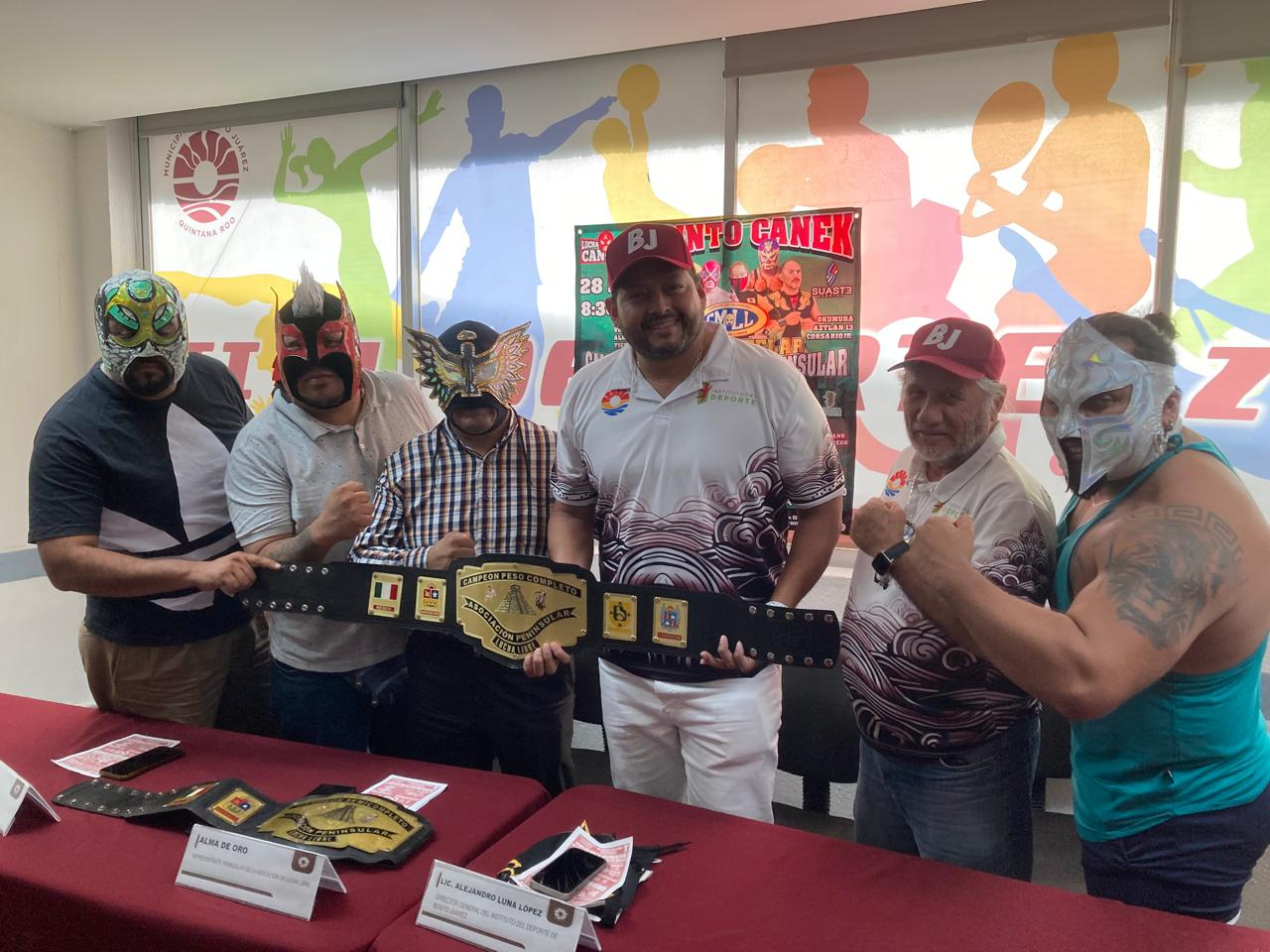 Luchadores de peso completo se preparan para la pelea en el domo de la Unidad Deportiva Jacinto Canek.