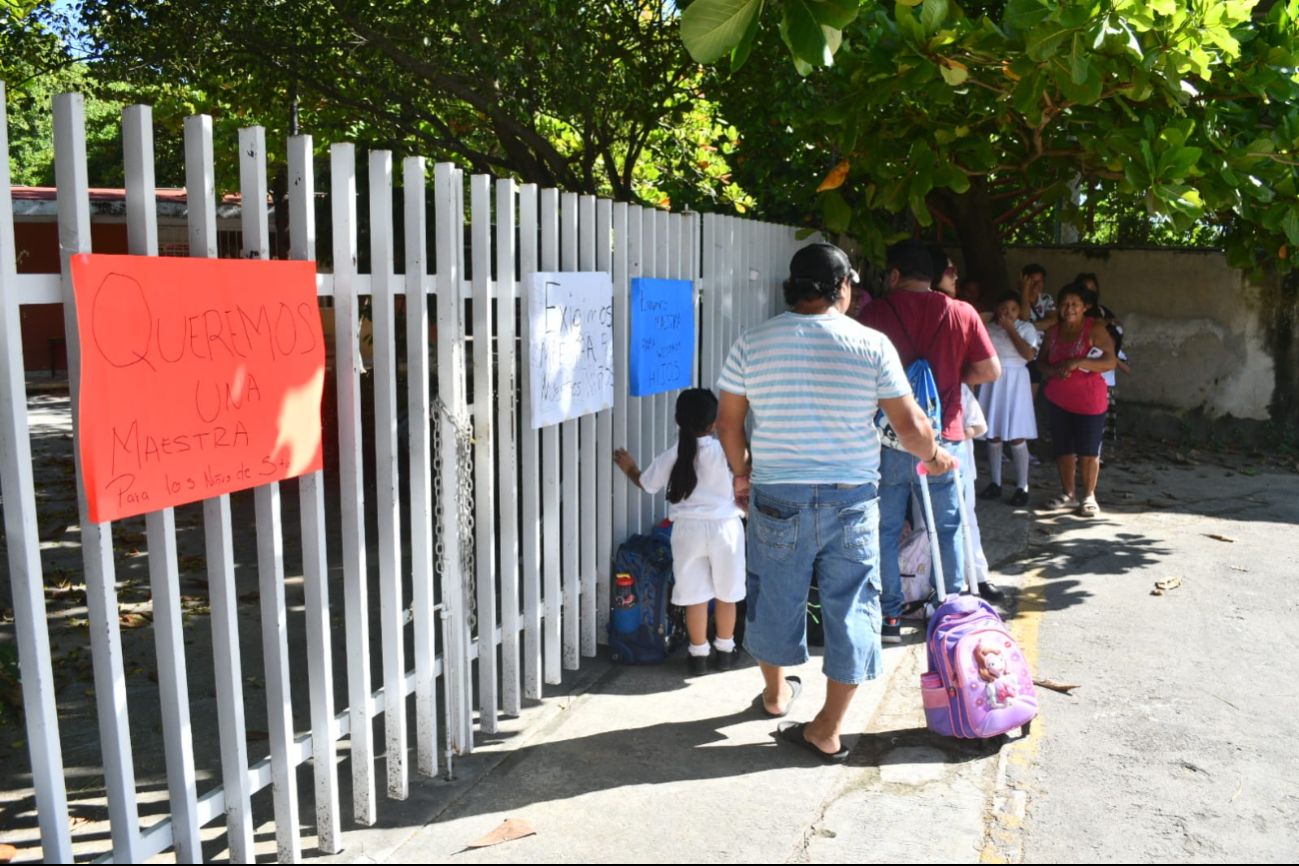 Padres toman escuela en protesta por ausencia de maestra