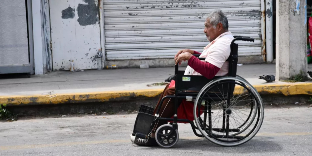 Personas en silla de ruedas no pueden moverse por las banquetas.