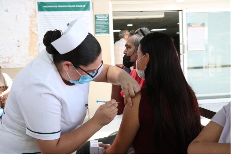 Joaquín  Díaz Mena reconoce a enfermeros de Yucatán en su día