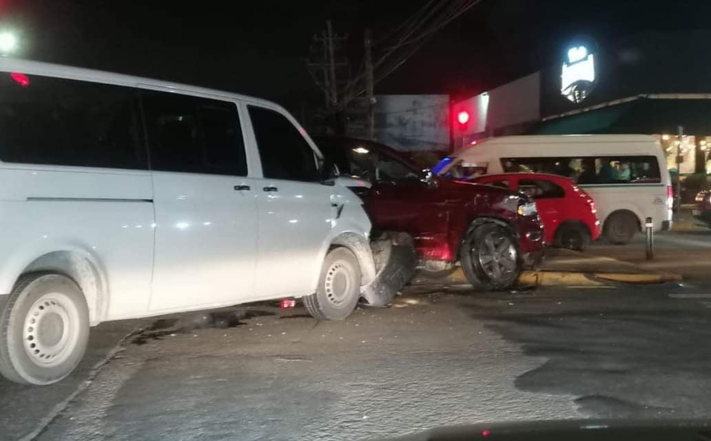 Se da a la fuga Rejidor "Chano" Toledo, tras impactar con una van en Playa del Carmen