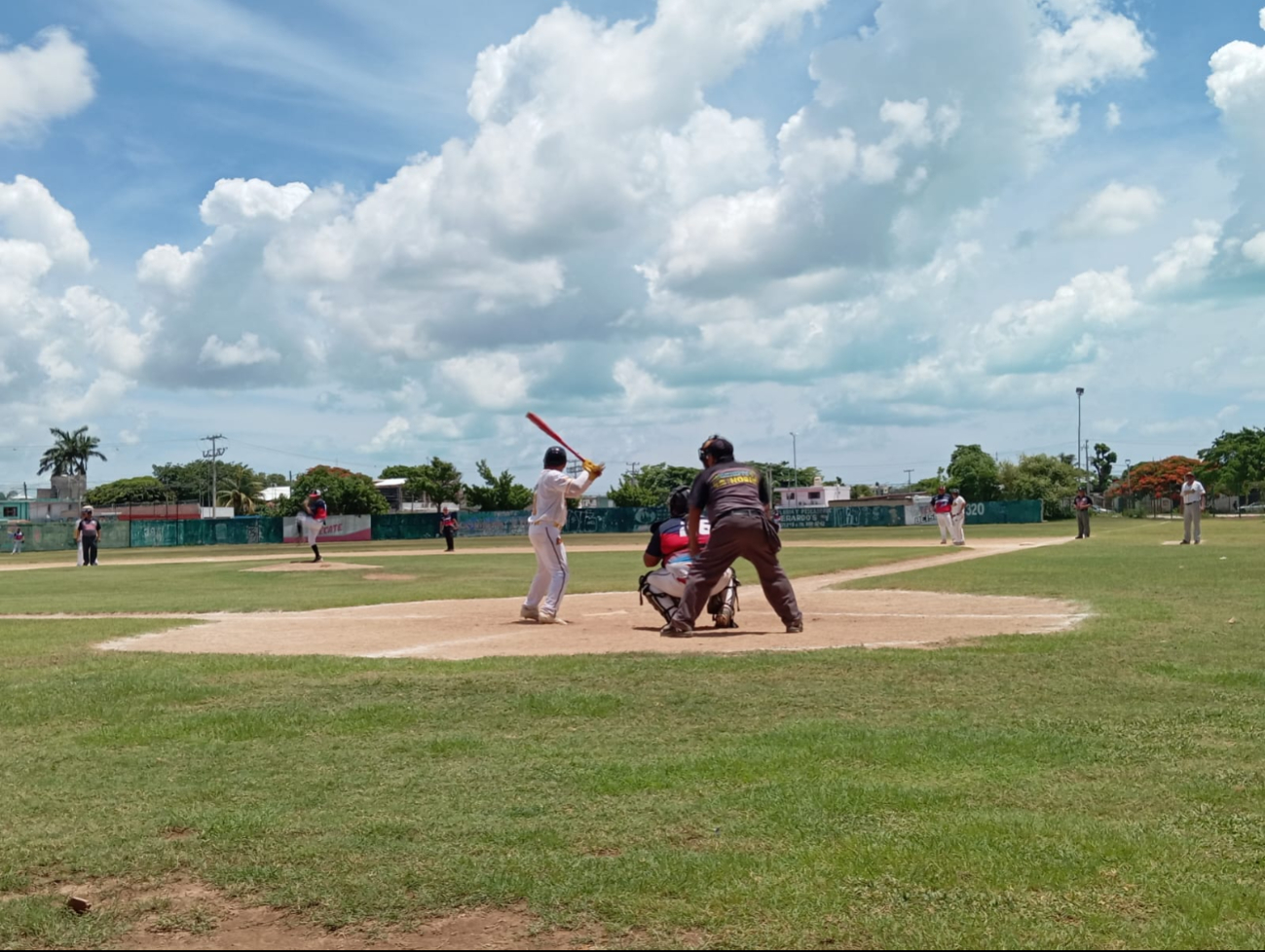 Actividades deportivas en Cancún continúan previo a la entrada de la Tormenta "Helene"