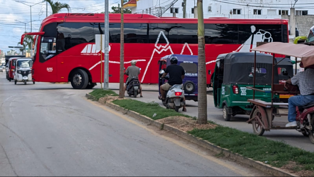 Choferes de ADO continúan obstrucciones en avenidas de José María Morelos