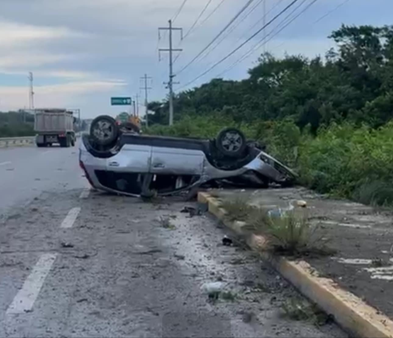 El automóvil se volcó tras chocar contra un volquete en la carretera cerca de Chemuyil, dejando a tres heridos.