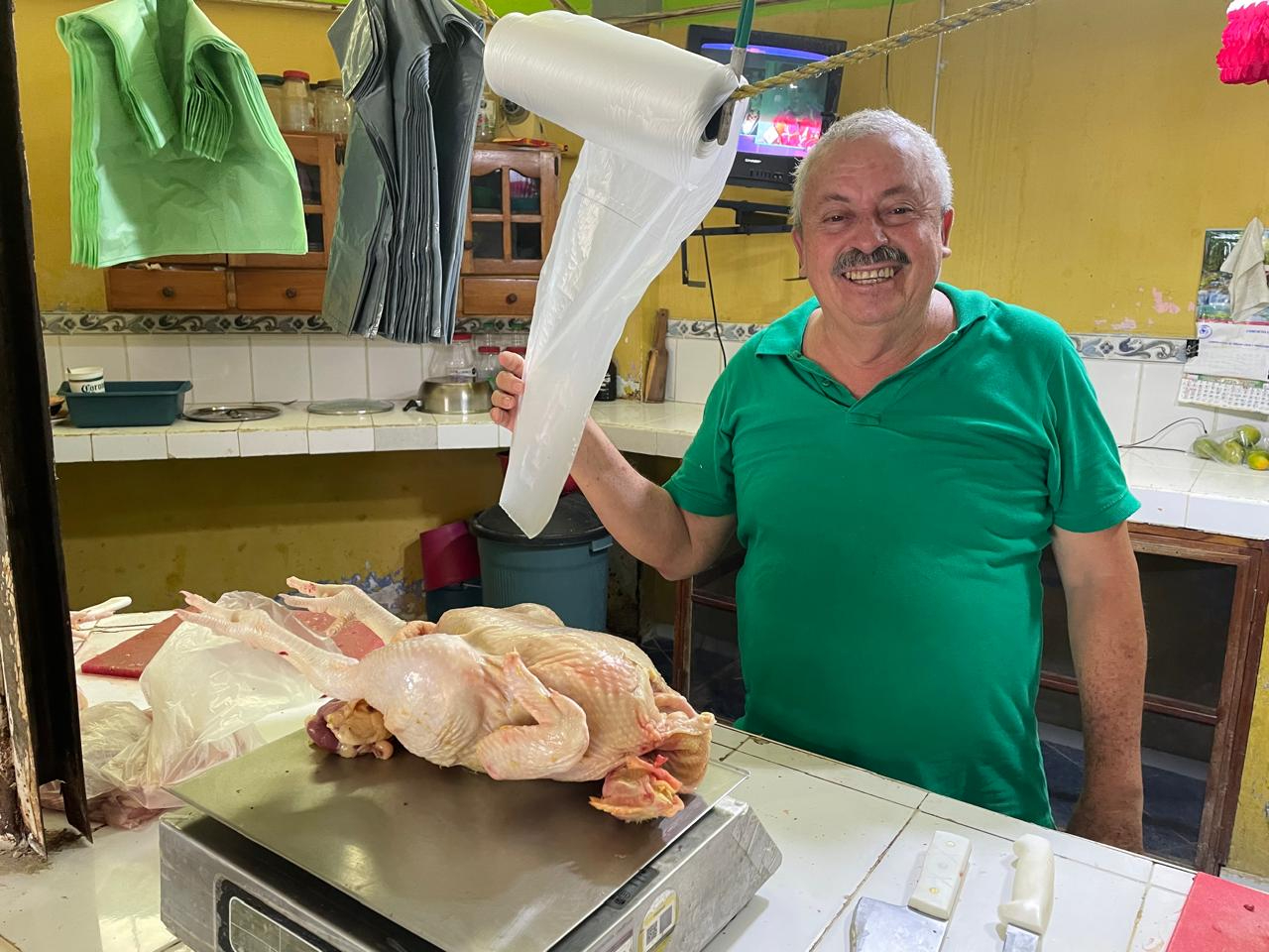 El precio del pollo fresco en Hopelchén aumentó de 62 a 65 pesos, afectando levemente la economía familiar