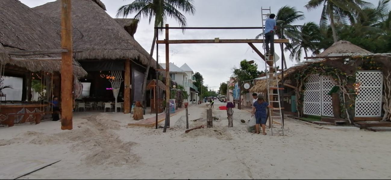 En diferentes playas de la zona se preparan para la llegada del huracán