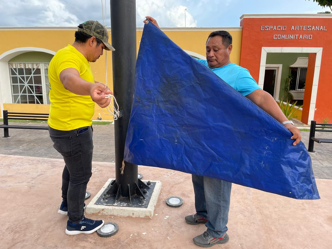 En Hopelchén, se han izado banderas azules para indicar la alerta y se pide a la población mantenerse informada