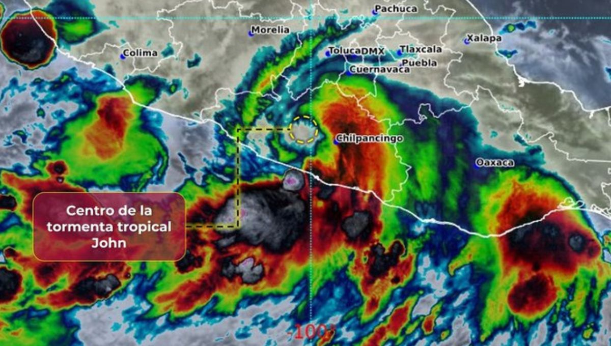 "John" se degrada a Tormenta Tropical al tocar tierra en Guerrero