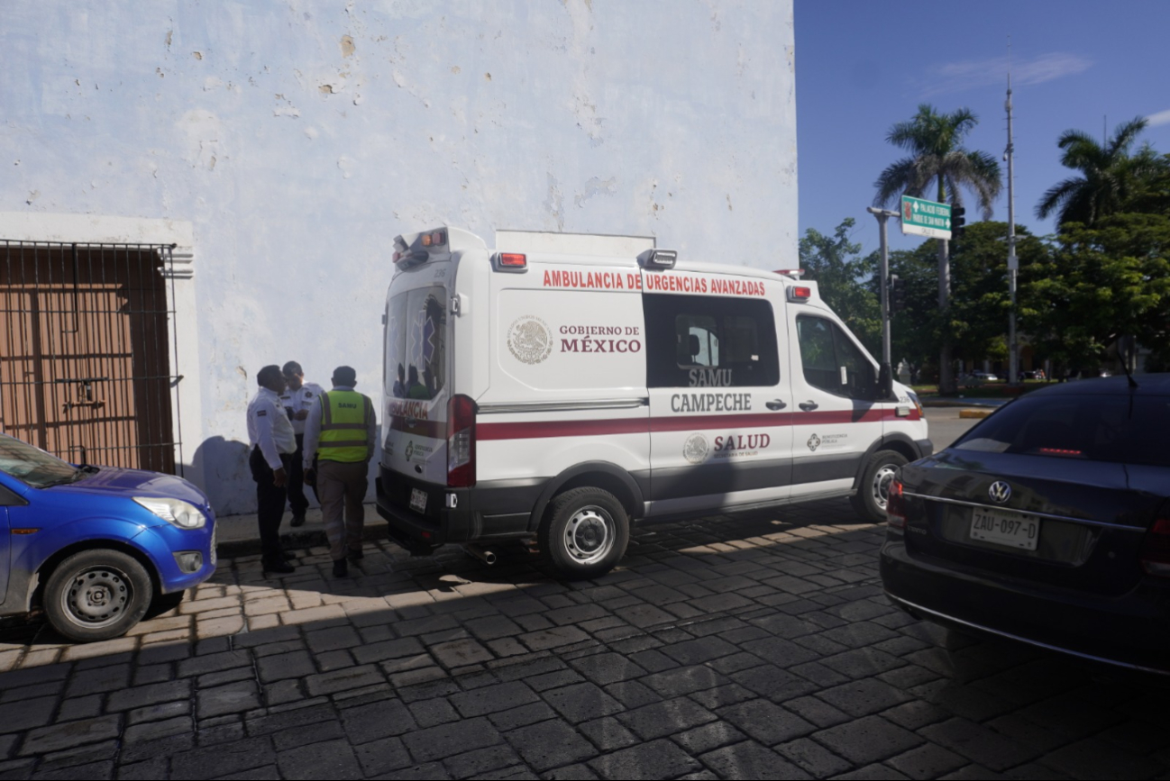 Fuga de agua en el Centro de Campeche provoca accidente a motociclista