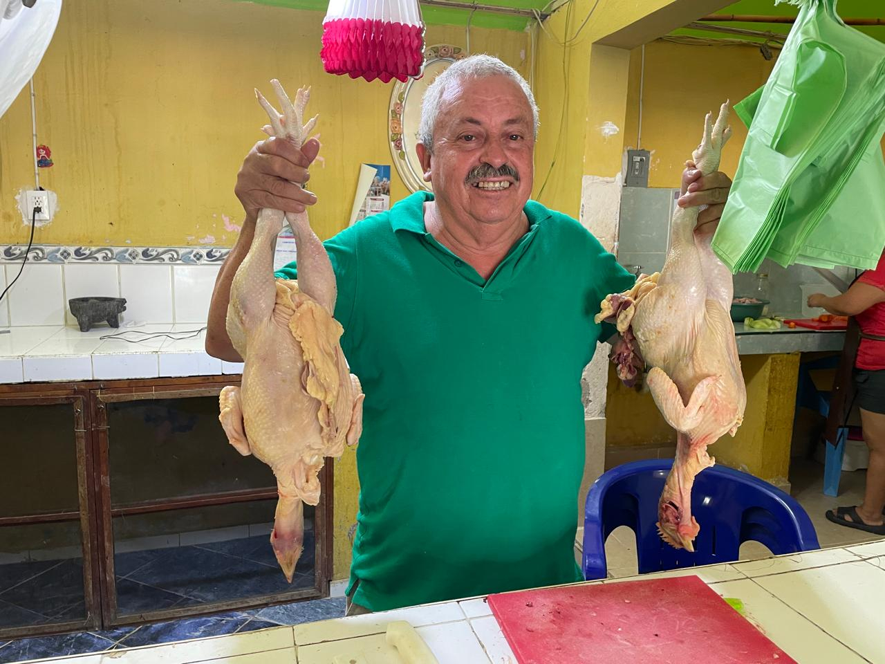 José Ángel Pérez Santisbón, comerciante, explicó que los precios de las aves en pie son variables y que el aumento reciente fue de cinco pesos