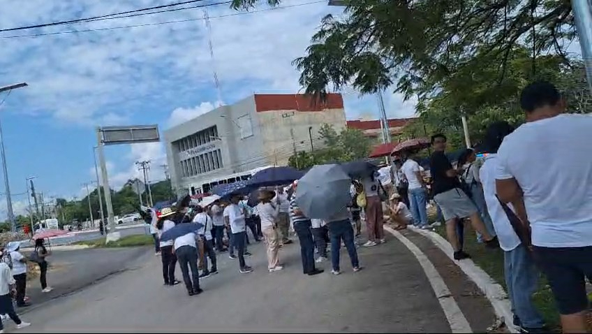 Trabajadores del PJF protestan en el Aeropuerto de Mérida por Reforma Judicial