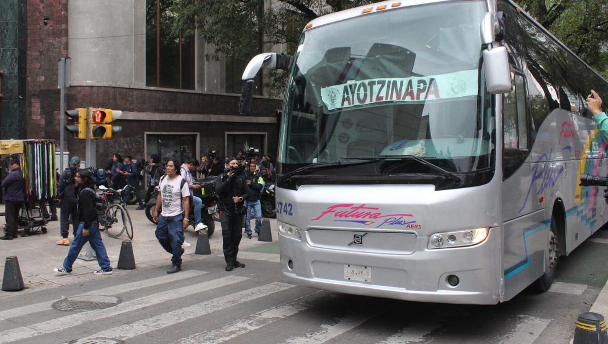 Normalistas de Ayotzinapa se manifestaron frente al Senado, lanzado petardos y haciendo pintas