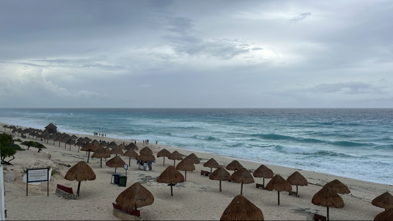 Playa Mirador vacía ante la llegada de la tormenta tropical "Nueve"