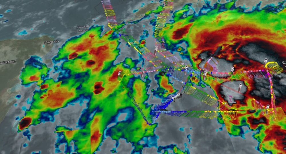 Se localiza a 240 km al oeste de isla Gran Caimán y a 410 km al sureste de Cancún