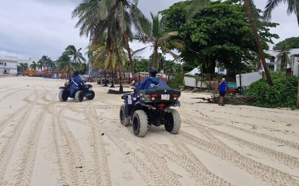 Agentes de la policía turística realizan recorridos para evitar que personas ingresen al mar durante la tormenta.