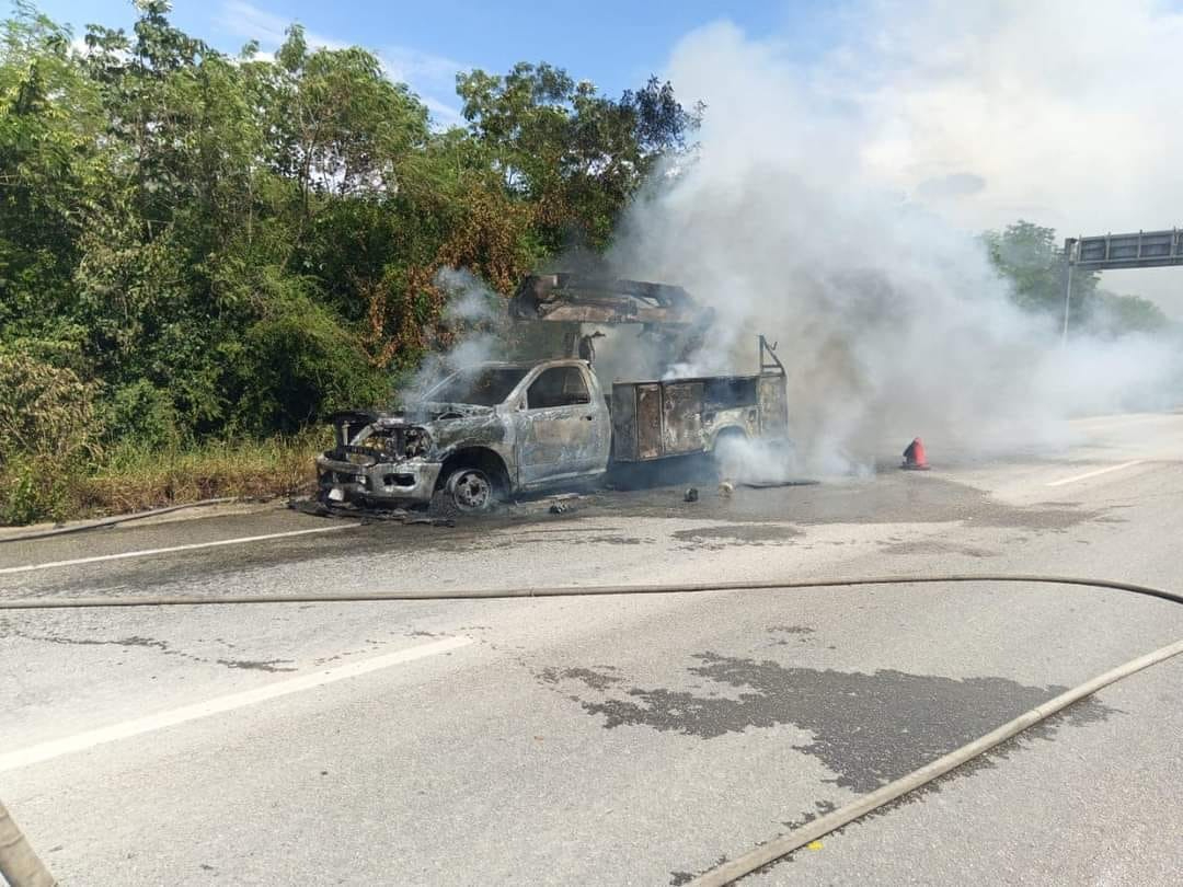 Camioneta de la CFE se incendia en Chetumal