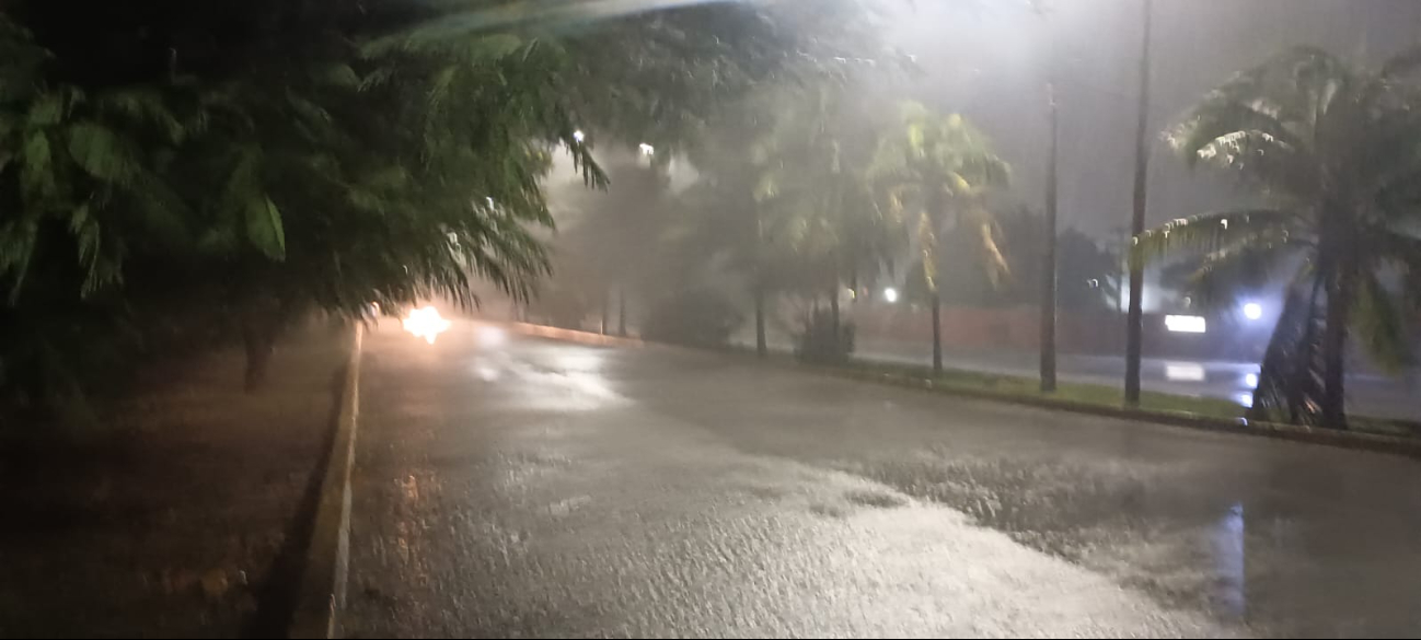 Debido a las fuertes lluvias no hay casi presencia de peatones o coches