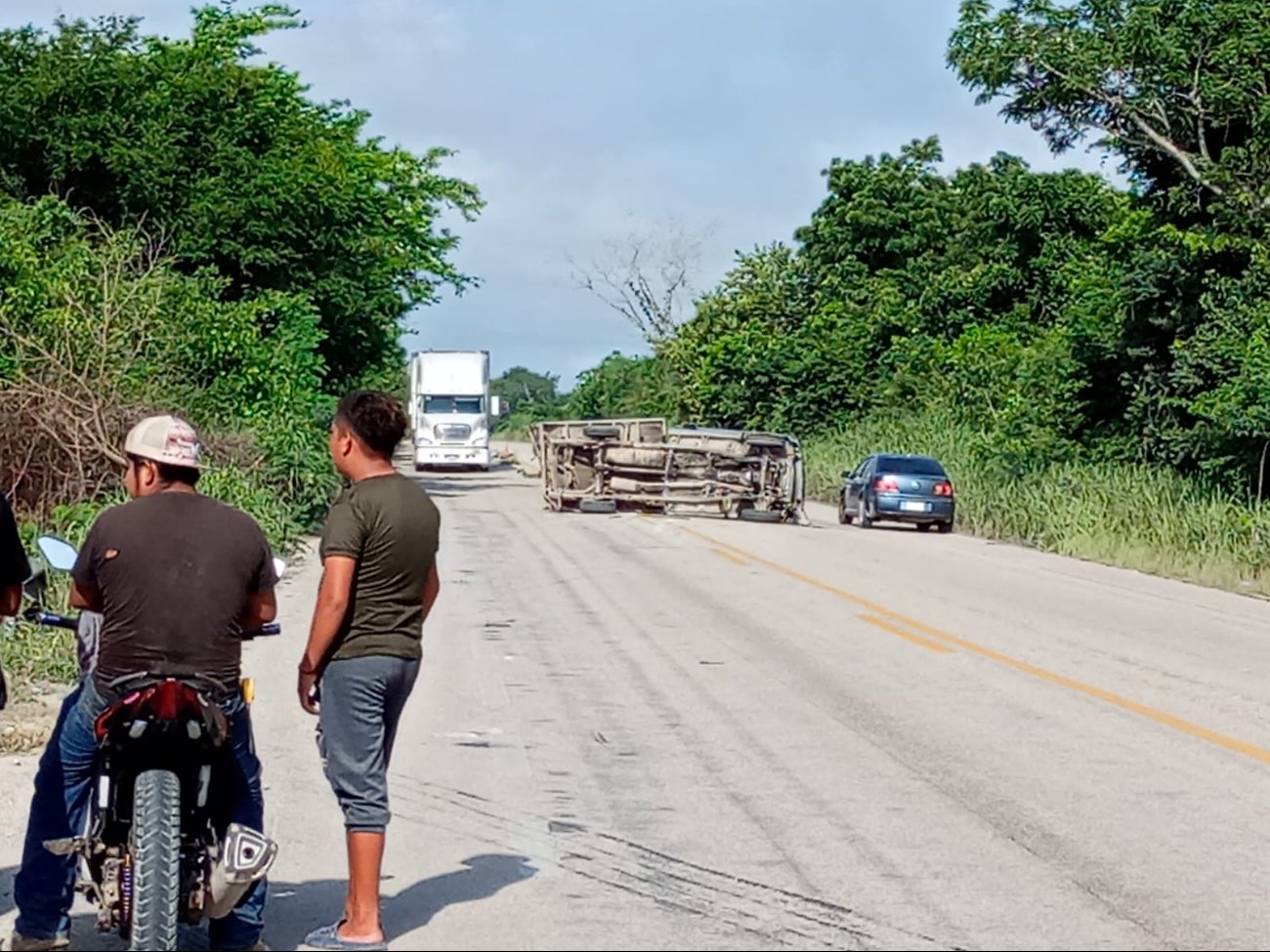 El accidente involucró una grúa que invadió el carril contrario y una camioneta azul