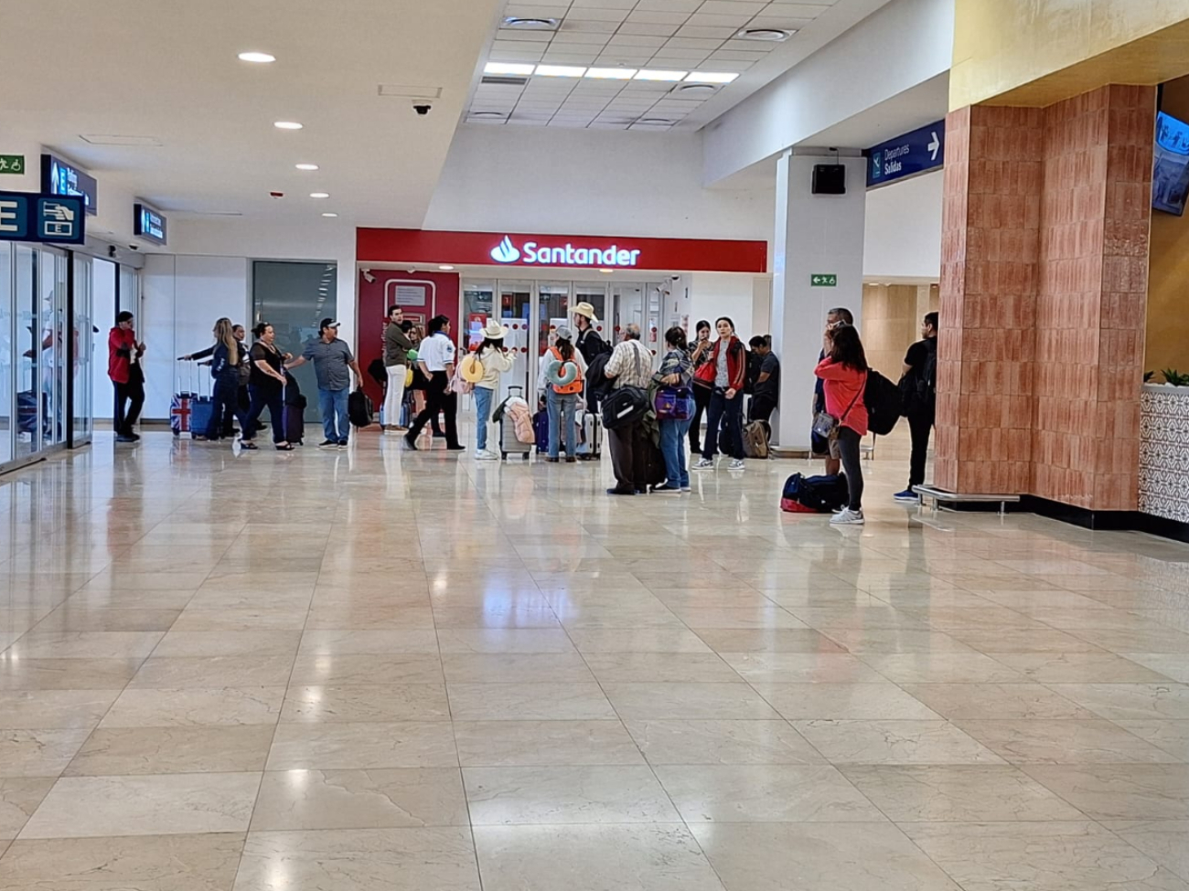 Hombre recupera 21 mil pesos que se le cayeron en el aeropuerto de Mérida