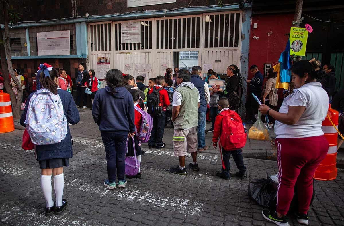 El profesor de primaria fue atrapado gracias a su celular extraviado.