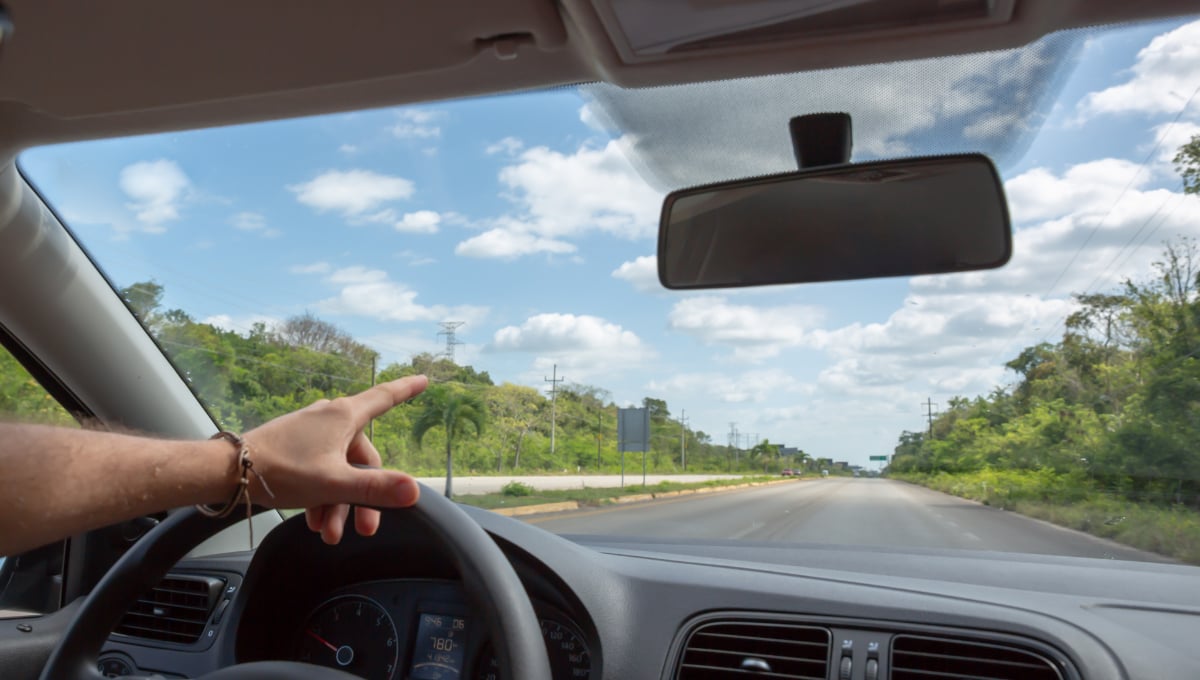 En coche, el viaje dura aproximadamente 4 horas y 30 minutos, recorriendo 272.3 kilómetros