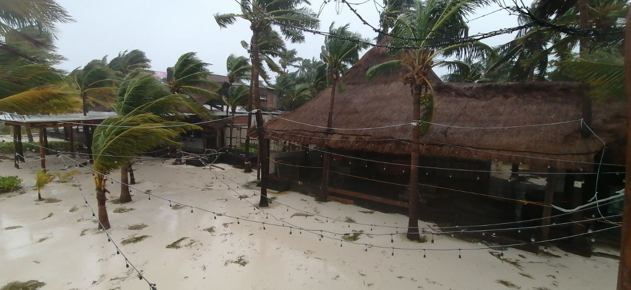 Habitantes y turistas abandonaron la isla