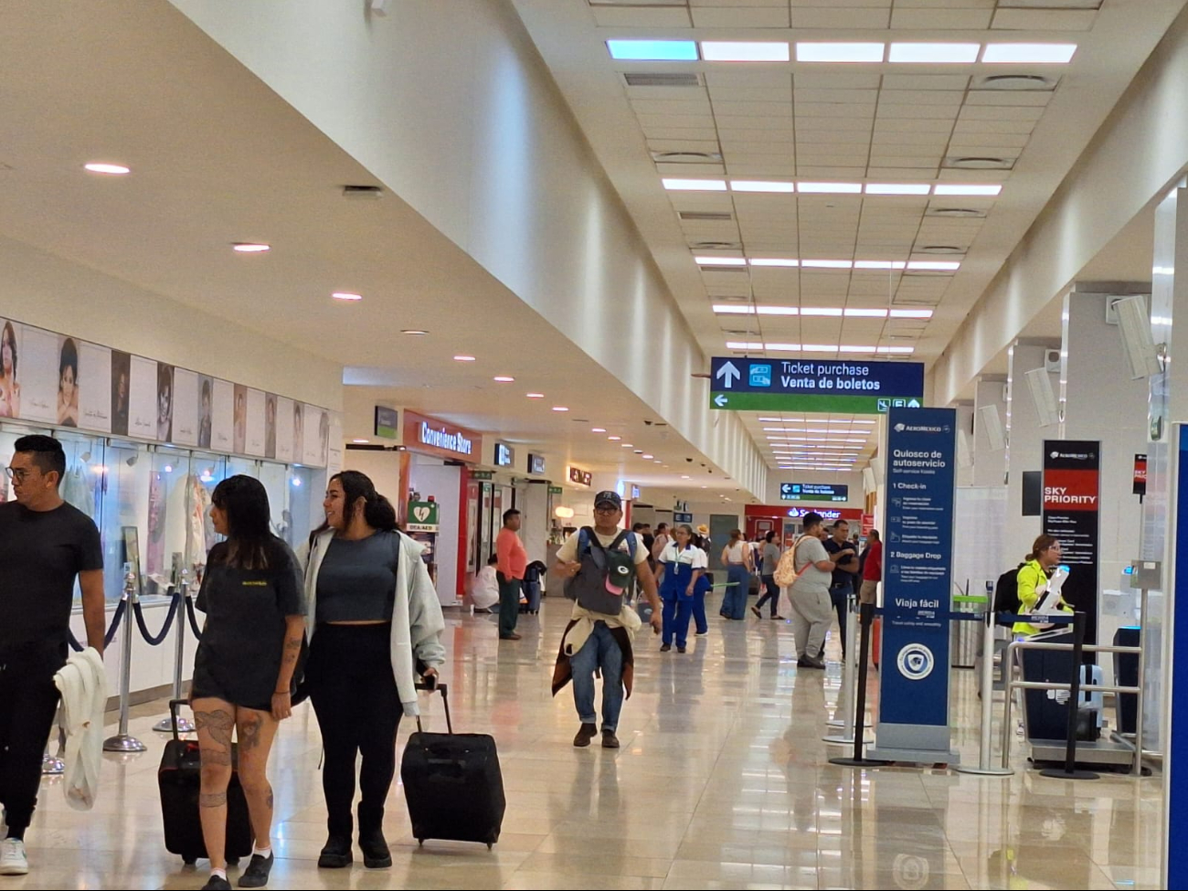 Hay buena afluencia de viajeros en el aeropuerto de Mérida