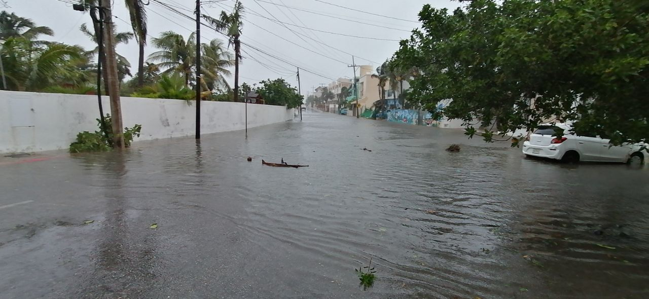 Huracán "Hellen" provoca inundaciones y evacuaciones en en Isla Mujeres