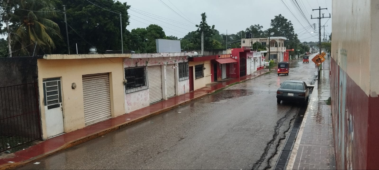 Lluvias y rachas de viento se presentan en Lázaro Cárdenas durante el paso del huracán "Helene"