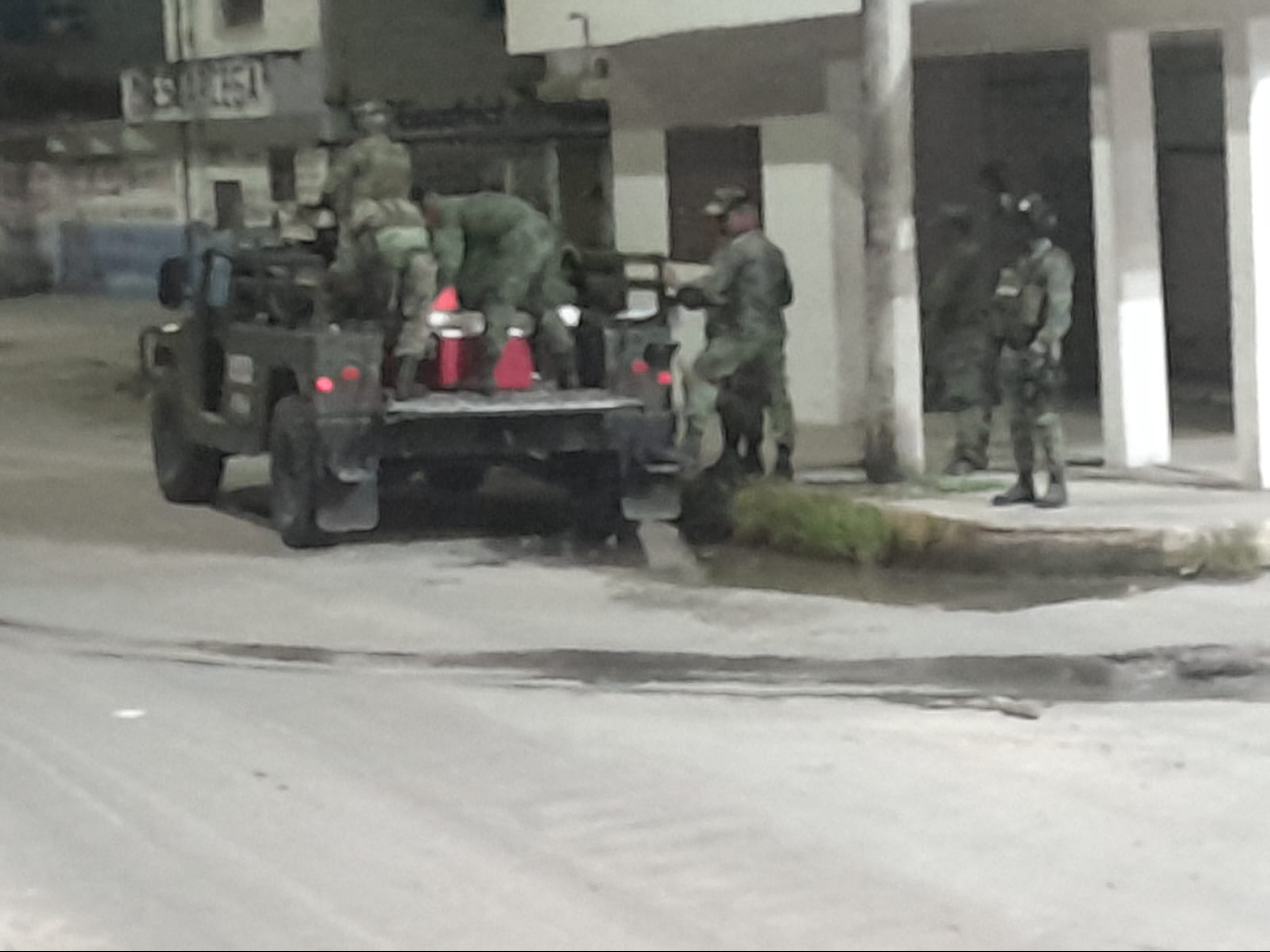 Los militares encontraron el arma y municiones en un bulto abandonado a la orilla de la vialidad