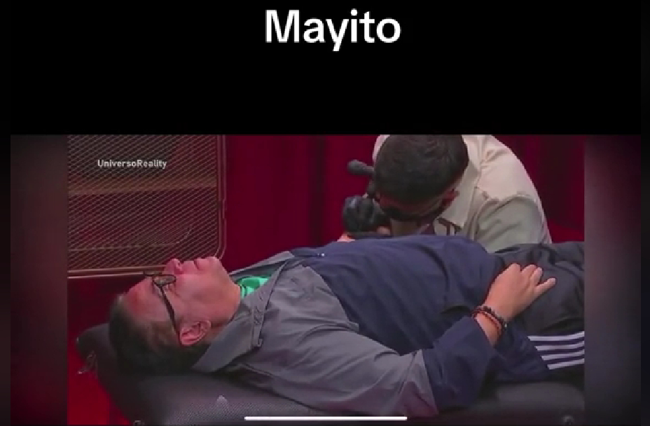 Mayito se hace un tatuaje en La Casa de los Famosos, soportando el dolor.